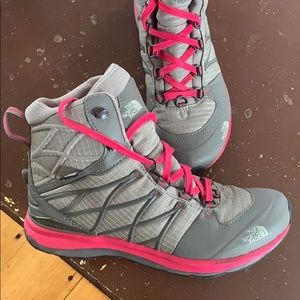 Women’s North Face boots that have been worn once